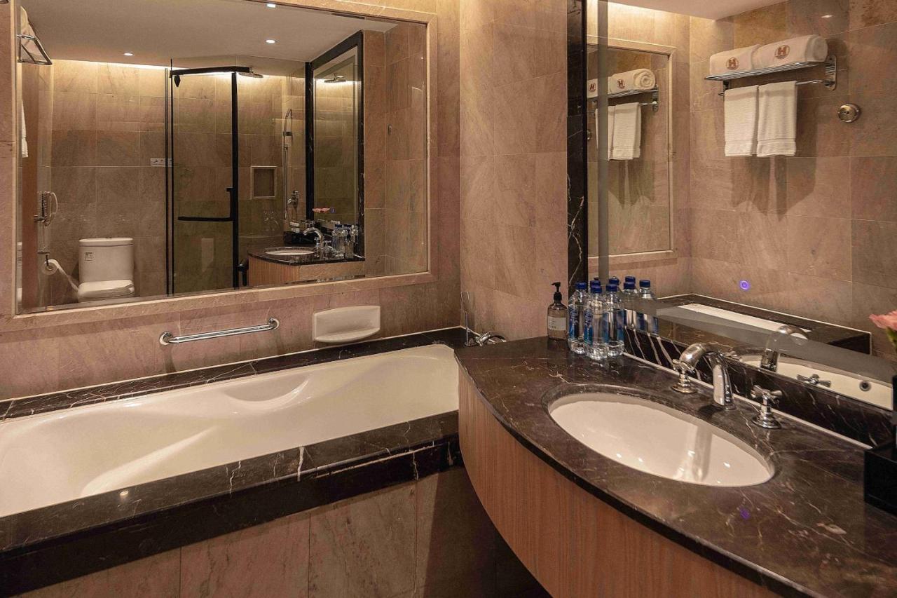 Wuhan Hongguang Hotel Bagian luar foto